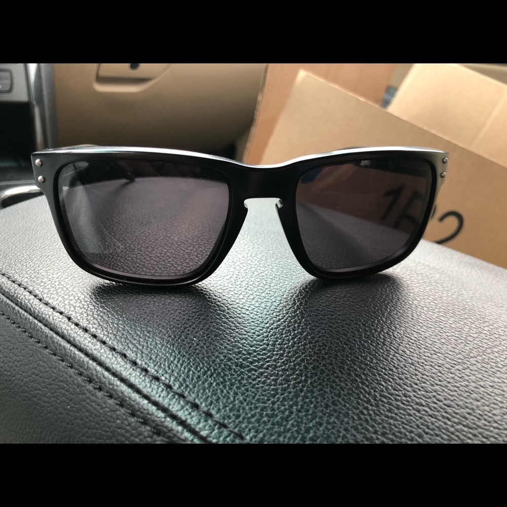 Oakley Holbrook